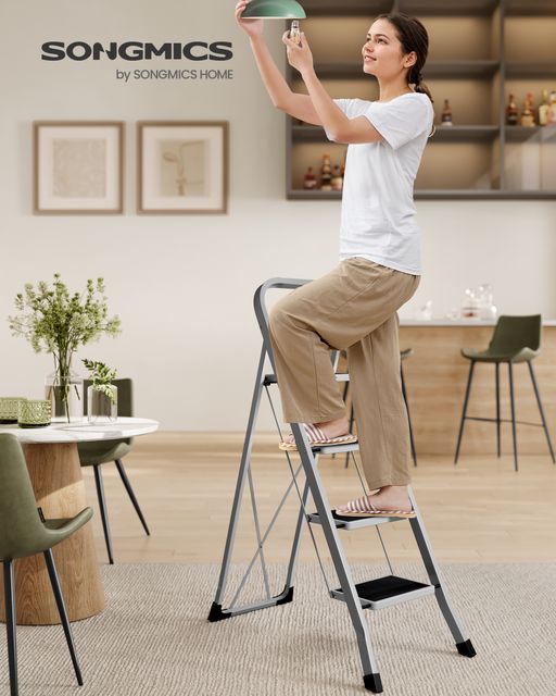 Imagen de la oferta: Escalera de paso SONGMICS, escalera de 4 escalones, escalera plegable, cerradura de seguridad, almacenamiento que ahorra espacio, capacidad para hasta 150 kg, gris paloma