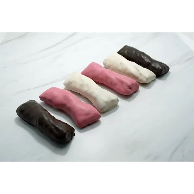 Imagen de la oferta: Lacito de chocolate negro, blanco y fresa. Hojaldre. Ideal para celebraciones. Candy bar. Cumpleaños. Deliciosos. Granel 1 Kg. El horno de Don Ramon