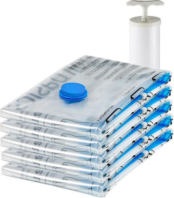 Imagen de la oferta: Amazon Basics Paquete de 5 bolsas de vacío para almacenamiento, incluyen boca para aspirador, con cremallera, tamaño mediano, Transparente