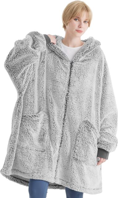 Imagen de la oferta: Bedsure Batamanta Mujer Polar Invierno - Bata Manta para Hombre con Mangas, Sudadera Manta Sherpa con Capucha, Hoodie Blanket Colegio con Cremallera y Dos Bolsillo Frontal
