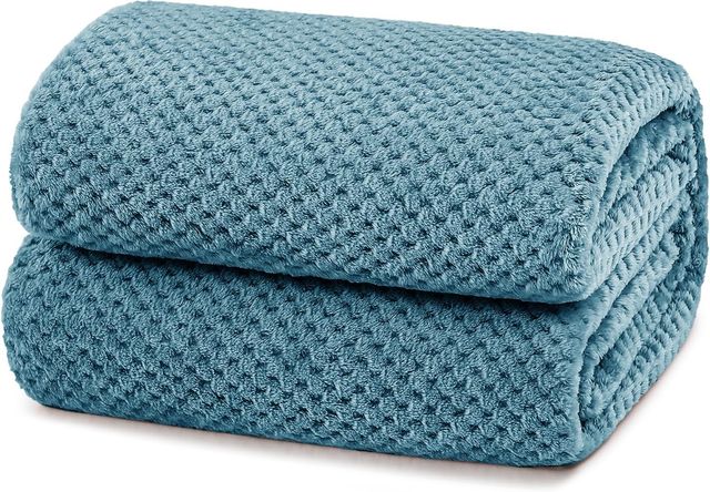 Imagen de la oferta: Manta Waffle 130 x 170 cm, Manta para Sofa Polar Cálida Cama de Franela Super Suave, Acogedora y Aómoda, Azul Pizarra