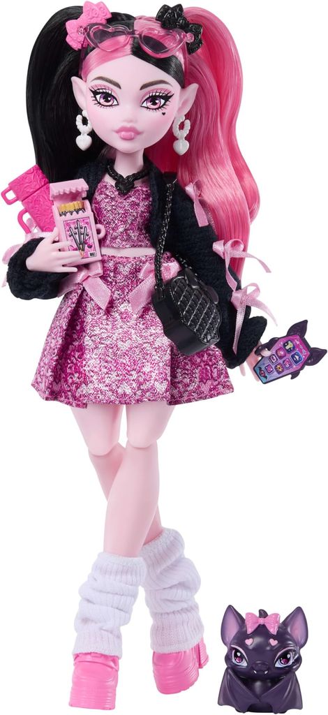 Imagen de: Monster High Draculaura Muñeca con Vestido Rosa con Lazo y cárdigan Negro, murciélago Mascota Count Fabulous y 7 Accesorios, como Ramen, pintalabios y Bolso, JHK29