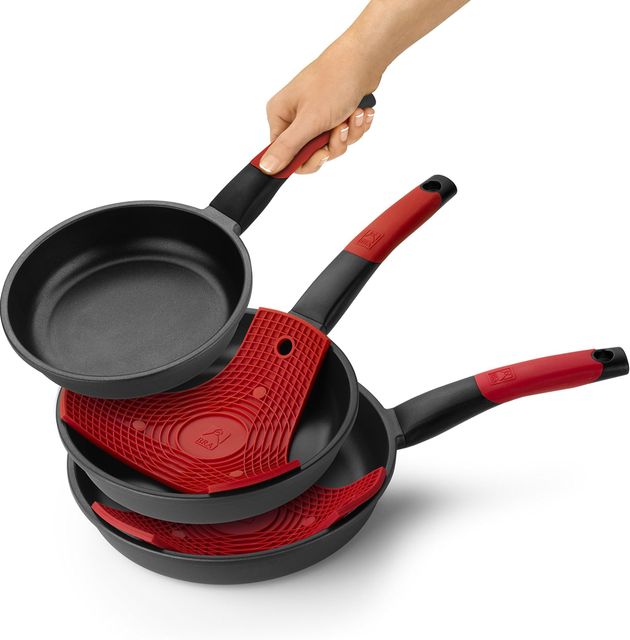 Imagen de la oferta: BRA Premiere Set de 3 sartenes, aluminio fundido antiadherente, aptas para todo tipo de cocinas, incluido inducción, Color Negro Con Silicona Roja, 18|22|26 cm
