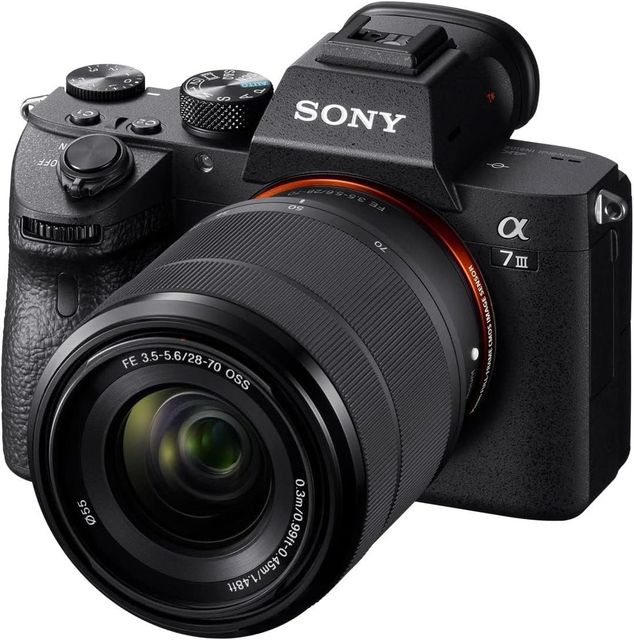 Imagen de la oferta: Sony Alpha 7 III cámara mirrorless (full-frame) con objetivo 28-70mm, 24.2MP, 10 fps, estabilización de 5 ejes y enfoque automático preciso, ideal para fotografía versátil y vídeo en 4K, Negro